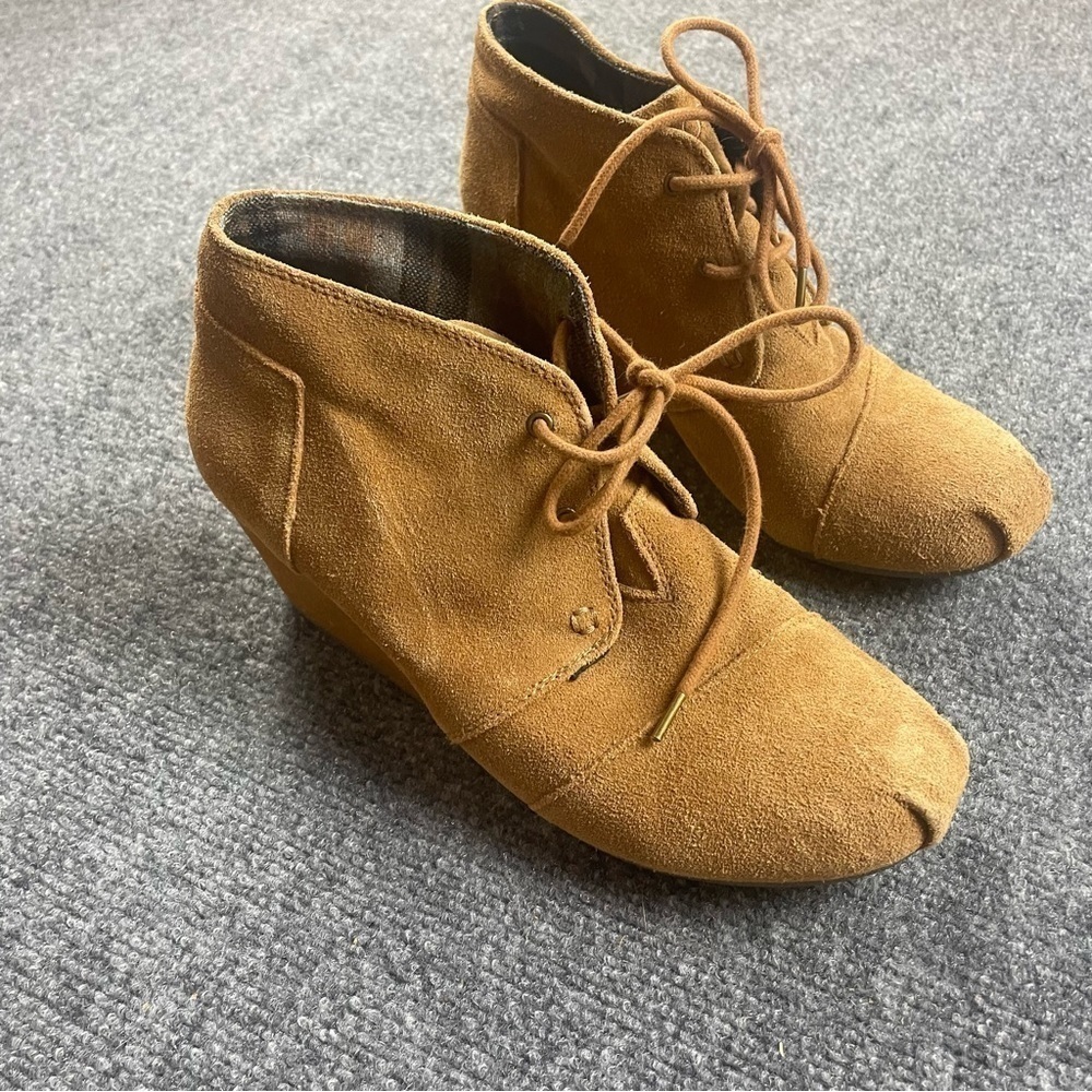 TOMS Women’s Desert Wedge Camel Brown size: 10